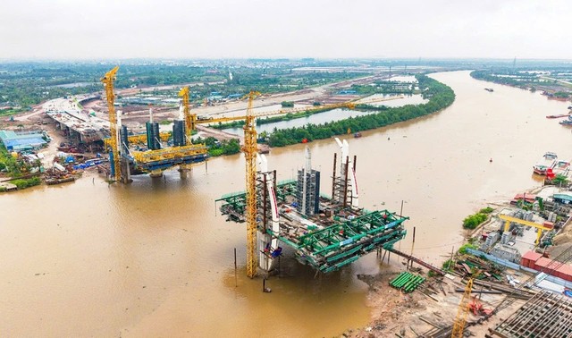 Cầu Hải Thành đang được tăng tốc thi công, phấn đấu hợp long trong tháng 8/2026. Ảnh: Lê Dũng