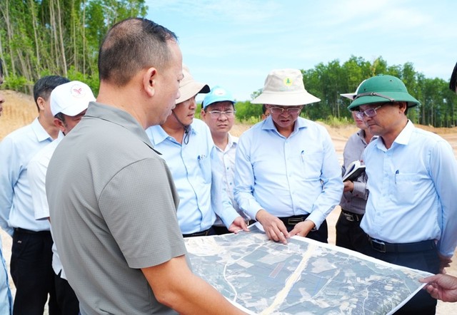 Ông Nguyễn Tự Công Hoàng, Phó chủ tịch UBND tỉnh Gia Lai chỉ đạo xử lý vướng mắc tại Trạm dừng nghỉ đoạn cao tốc Quảng Ngãi - Hoài Nhơn. Ảnh: Kim Loan.