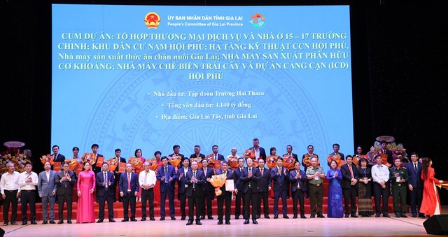 Đại diện Tập đoàn Trường Hải Thaco nhận bản ghi nhớ hợp tác đầu tư Dự án Tổ hợp Thương mại dịch vụ và nhà ở 15-17 đường Trường Chinh vào ngày 28/3/2026.