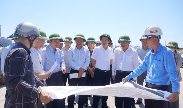 Chủ tịch UBND tỉnh Quảng Trị Lê Hồng Vinh (thứ ba từ trái qua) kiểm tra tiến độ Dự án thành phần 2 - Cầu Nhật Lệ 3 và đường hai đầu cầu.