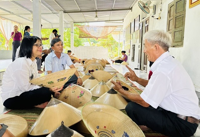 Bà Nguyễn Thị Thanh Lịch, Phó chủ tịch UBND tỉnh Gia Lai tham quan cơ sở sản xuất nón ngựa Phú Gia của nghệ nhân ưu tú Đỗ Văn Lan. Ảnh: Ngọc Minh.