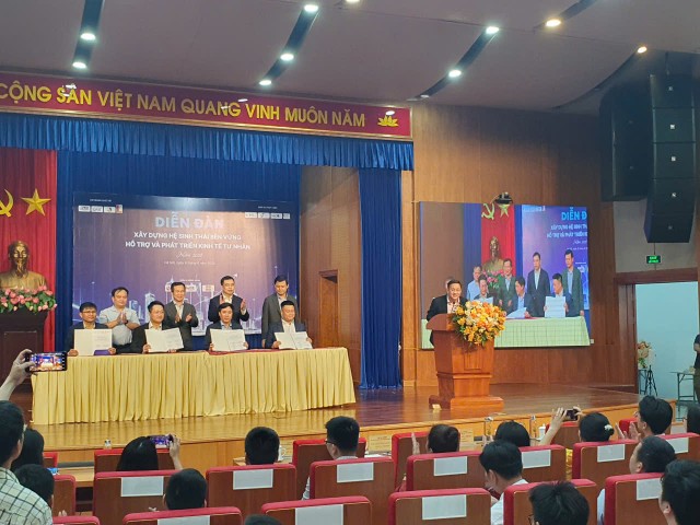 4 đơn vị hỗ trợ doanh nghiệp ký hợp tác tại Diễn đàn Xây dựng hệ sinh thái bền vững phát triển kinh tế tư nhân năm 2026. Ảnh: KL 4 đơn vị hỗ trợ doanh nghiệp ký hợp tác tại Diễn đàn Xây dựng hệ sinh thái bền vững phát triển kinh tế tư nhân năm 2026. Ảnh: KL