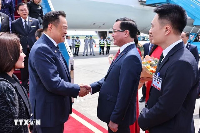 Ủy viên Trung ương Đảng, Bộ trưởng Dân tộc và Tôn giáo Nguyễn Đình Khang đón Thủ tướng Vương quốc Thái Lan Anutin Charnvirakul tại sân bay quốc tế Nội Bài (Hà Nội). (Ảnh: Minh Đức/TTXVN) Ủy viên Trung ương Đảng, Bộ trưởng Dân tộc và Tôn giáo Nguyễn Đình Khang đón Thủ tướng Vương quốc Thái Lan Anutin Charnvirakul tại sân bay quốc tế Nội Bài (Hà Nội). (Ảnh: Minh Đức/TTXVN)
