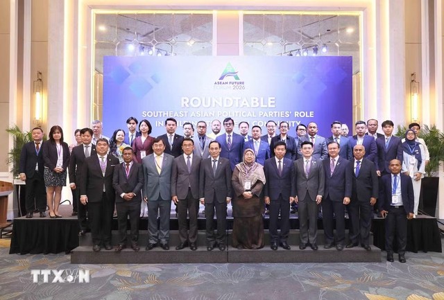 Đồng chí Lê Hoài Trung, Ủy viên Bộ Chính trị, Bộ trưởng Bộ Ngoại giao với các đại biểu. (Ảnh: An Đăng/TTXVN) Đồng chí Lê Hoài Trung, Ủy viên Bộ Chính trị, Bộ trưởng Bộ Ngoại giao với các đại biểu. (Ảnh: An Đăng/TTXVN)