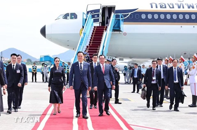 Ủy viên Trung ương Đảng, Bộ trưởng Dân tộc và Tôn giáo Nguyễn Đình Khang đón Thủ tướng Vương quốc Thái Lan Anutin Charnvirakul tại sân bay quốc tế Nội Bài (Hà Nội). (Ảnh: Minh Đức/TTXVN) Ủy viên Trung ương Đảng, Bộ trưởng Dân tộc và Tôn giáo Nguyễn Đình Khang đón Thủ tướng Vương quốc Thái Lan Anutin Charnvirakul tại sân bay quốc tế Nội Bài (Hà Nội). (Ảnh: Minh Đức/TTXVN)