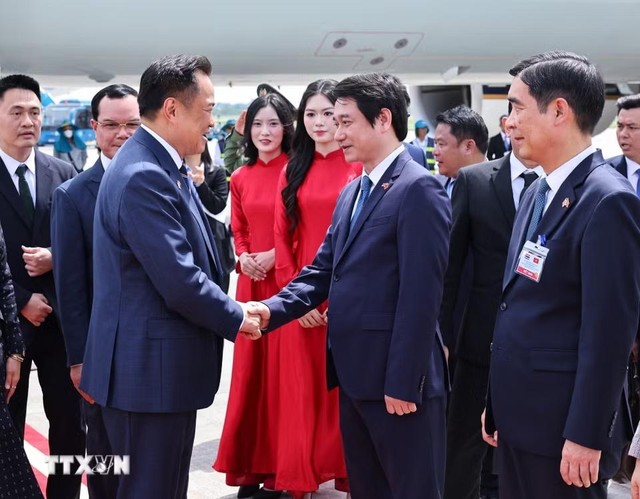 Thủ tướng Thái Lan Anutin Charnvirakul đến Hà Nội, bắt đầu thăm chính thức Việt Nam và tham dự Diễn đàn Tương lai ASEAN (AFF) lần thứ ba. (Ảnh: Minh Đức/TTXVN) Thủ tướng Thái Lan Anutin Charnvirakul đến Hà Nội, bắt đầu thăm chính thức Việt Nam và tham dự Diễn đàn Tương lai ASEAN (AFF) lần thứ ba. (Ảnh: Minh Đức/TTXVN)