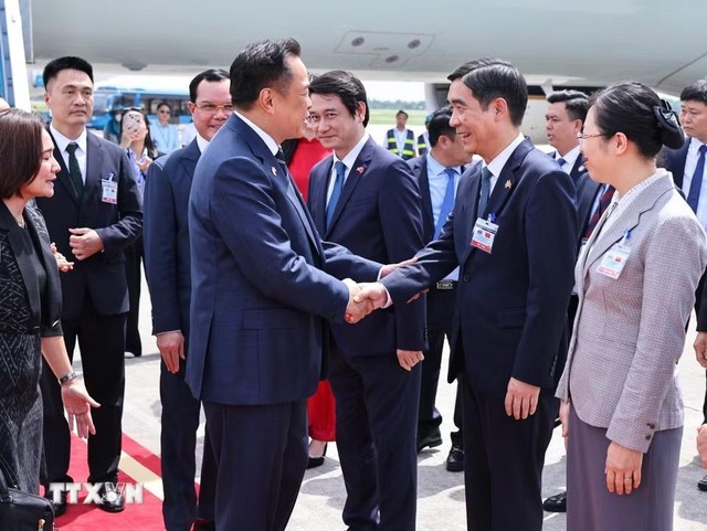 Thủ tướng Thái Lan Anutin Charnvirakul đến Hà Nội, bắt đầu thăm chính thức Việt Nam và tham dự Diễn đàn Tương lai ASEAN (AFF) lần thứ ba. (Ảnh: Minh Đức/TTXVN) Thủ tướng Thái Lan Anutin Charnvirakul đến Hà Nội, bắt đầu thăm chính thức Việt Nam và tham dự Diễn đàn Tương lai ASEAN (AFF) lần thứ ba. (Ảnh: Minh Đức/TTXVN)