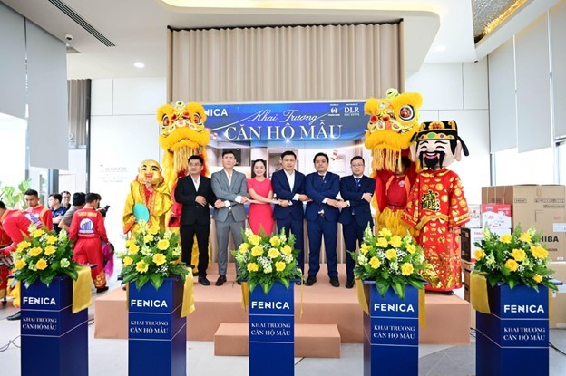 Đại diện chủ đầu tư Phượng Hoàng, Đơn vị Hợp tác Đầu tư Dalat Realco, Đơn vị Triển khai Dự án DXMD Vietnam cùng cắt băng khai trương căn hộ mẫu dự án Fenica. Đại diện chủ đầu tư Phượng Hoàng, Đơn vị Hợp tác Đầu tư Dalat Realco, Đơn vị Triển khai Dự án DXMD Vietnam cùng cắt băng khai trương căn hộ mẫu dự án Fenica.