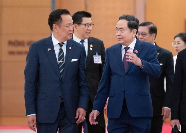 Chủ tịch Quốc hội Trần Thanh Mẫn đón Thủ tướng Vương quốc Thái Lan Anutin Charnvirakul.