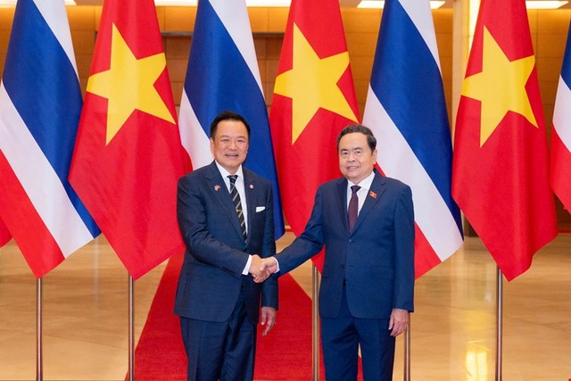 Chủ tịch Quốc hội Trần Thanh Mẫn đón Thủ tướng Vương quốc Thái Lan Anutin Charnvirakul.