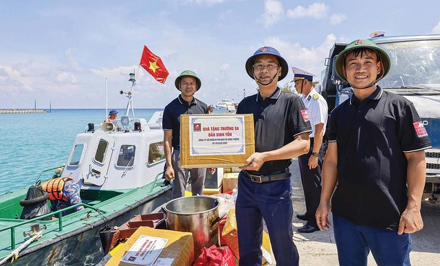 Tổ trưởng Tổ phở mang món quà đặc biệt gửi đảo xa (Ảnh: Bình Phạm) Tổ trưởng Tổ phở mang món quà đặc biệt gửi đảo xa (Ảnh: Bình Phạm)
