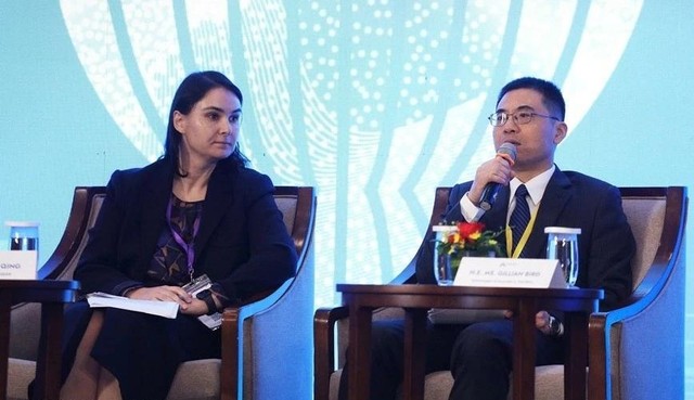 Đại sứ Đặc mệnh toàn quyền, Trưởng Phái đoàn Trung Quốc tại ASEAN Vương Khanh (phải) và bà Susannah Patton, Giám đốc Hợp tác châu Á của Đại học RMIT, đồng thời là Nghiên cứu viên không thường trú tại Viện Lowy (Australia). Ảnh: Đức Thanh.