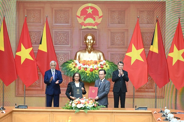 Thủ tướng Chính phủ Lê Minh Hưng và Thủ tướng Timor-Leste Kay Rala Xanana Gusmão chứng kiến trao các văn kiện hợp tác. Ảnh: Đức Thanh.