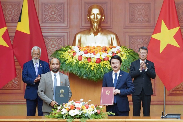 Thủ tướng Chính phủ Lê Minh Hưng và Thủ tướng Timor-Leste Kay Rala Xanana Gusmão chứng kiến trao các văn kiện hợp tác. Ảnh: Đức Thanh.