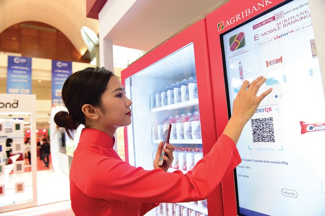Việc sử dụng điện thoại thông minh để thanh toán dần trở thành một thói quen tự nhiên trong đời sống hàng ngày Việc sử dụng điện thoại thông minh để thanh toán dần trở thành một thói quen tự nhiên trong đời sống hàng ngày