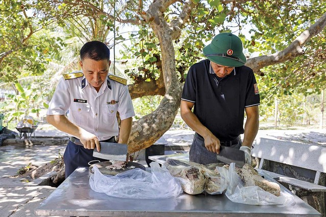 Trung tá Trần Mạnh Tuấn (bên trái) cùng thành viên Tổ phở ở đảo Sinh Tồn (Ảnh: Bình Phạm)