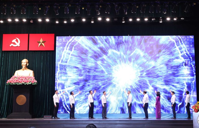 Thủ tướng Lê Minh Hưng cùng Lãnh đạo Đảng, Nhà nước, Mặt trận Tổ quốc Việt Nam bấm nút chính thức phát động phong trào thi đua. Ảnh: Lê Toàn. Thủ tướng Lê Minh Hưng cùng Lãnh đạo Đảng, Nhà nước, Mặt trận Tổ quốc Việt Nam bấm nút chính thức phát động phong trào thi đua. Ảnh: Lê Toàn.