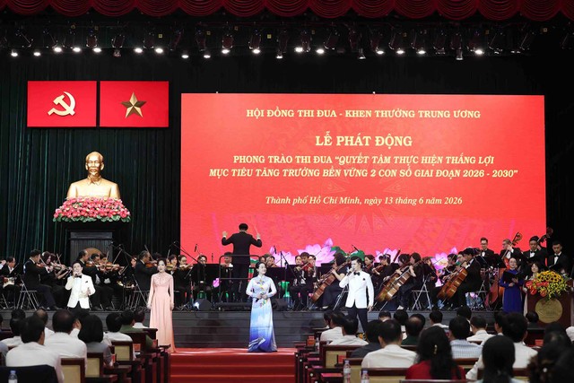 Lễ phát động phong trào thi đua “Quyết tâm thực hiện thắng lợi mục tiêu tăng trưởng bền vững 2 con số giai đoạn 2026 - 2030” được tổ chức bằng hình thức trực tiếp kết hợp trực tuyến giữa điểm cầu chính tại TP.HCM và các điểm cầu tại các tỉnh, thành phố. Ảnh: Lê Toàn. Lễ phát động phong trào thi đua “Quyết tâm thực hiện thắng lợi mục tiêu tăng trưởng bền vững 2 con số giai đoạn 2026 - 2030” được tổ chức bằng hình thức trực tiếp kết hợp trực tuyến giữa điểm cầu chính tại TP.HCM và các điểm cầu tại các tỉnh, thành phố. Ảnh: Lê Toàn.