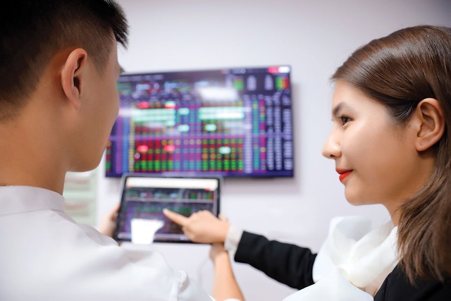 Điều kiện tiên quyết để mở rộng các kênh dẫn vốn là củng cố niềm tin của nhà đầu tư trên nền tảng minh bạch và chất lượng thông tin Điều kiện tiên quyết để mở rộng các kênh dẫn vốn là củng cố niềm tin của nhà đầu tư trên nền tảng minh bạch và chất lượng thông tin