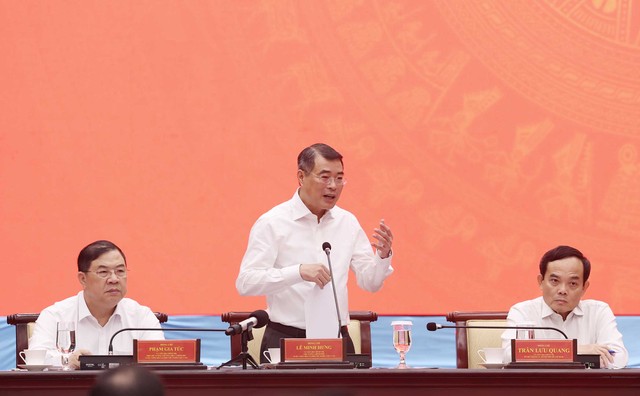 Buổi làm việc của Thủ tướng với TP.HCM có sự tham dự của nhiều Phó Thủ tướng, Bộ trưởng, Trưởng ngành nhằm trực tiếp trao đổi, tháo gỡ các khó khăn, tạo điều kiện và động lực để Thành phố thực hiện mục tiêu phát triển. Ảnh: Lê Toàn Buổi làm việc của Thủ tướng với TP.HCM có sự tham dự của nhiều Phó Thủ tướng, Bộ trưởng, Trưởng ngành nhằm trực tiếp trao đổi, tháo gỡ các khó khăn, tạo điều kiện và động lực để Thành phố thực hiện mục tiêu phát triển. Ảnh: Lê Toàn