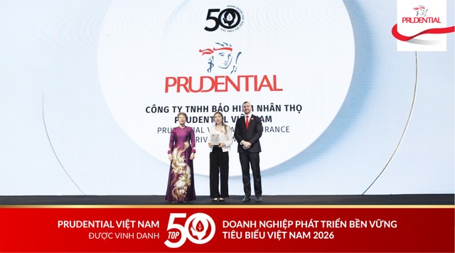 Đại diện Prudential Việt Nam nhận kỷ niệm chương cho hạng mục “Hoạt động trách nhiệm cộng đồng (CSR) nổi bật” tại lễ trao giải Top 50 Doanh nghiệp Phát triển Bền vững 2026 Đại diện Prudential Việt Nam nhận kỷ niệm chương cho hạng mục “Hoạt động trách nhiệm cộng đồng (CSR) nổi bật” tại lễ trao giải Top 50 Doanh nghiệp Phát triển Bền vững 2026