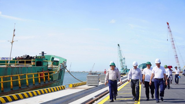 Phó Chủ tịch UBND tỉnh Quảng Trị Lê Đức Tiến (thứ nhất từ trái ảnh) kiểm tra tiến độ thi công các hạng mục dự án Khu bến cảng Mỹ Thủy Phó Chủ tịch UBND tỉnh Quảng Trị Lê Đức Tiến (thứ nhất từ trái ảnh) kiểm tra tiến độ thi công các hạng mục dự án Khu bến cảng Mỹ Thủy