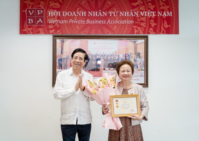 PGS.TS Nguyễn Trọng Điều, Chủ tịch Hội Doanh nhân Tư nhân Việt Nam, trao kỷ niệm chương cho bà Nguyễn Thị Nga PGS.TS Nguyễn Trọng Điều, Chủ tịch Hội Doanh nhân Tư nhân Việt Nam, trao kỷ niệm chương cho bà Nguyễn Thị Nga