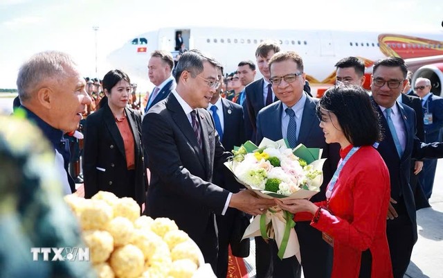 Lễ đón Thủ tướng Lê Minh Hưng đến thành phố Kazan, Cộng hòa Tatarsta, Liên bang Nga bắt đầu chuyến tham dự Hội nghị Cấp cao Kỷ niệm 35 năm quan hệ ASEAN-Nga. (Ảnh: Dương Giang/TTXVN) Lễ đón Thủ tướng Lê Minh Hưng đến thành phố Kazan, Cộng hòa Tatarsta, Liên bang Nga bắt đầu chuyến tham dự Hội nghị Cấp cao Kỷ niệm 35 năm quan hệ ASEAN-Nga. (Ảnh: Dương Giang/TTXVN)