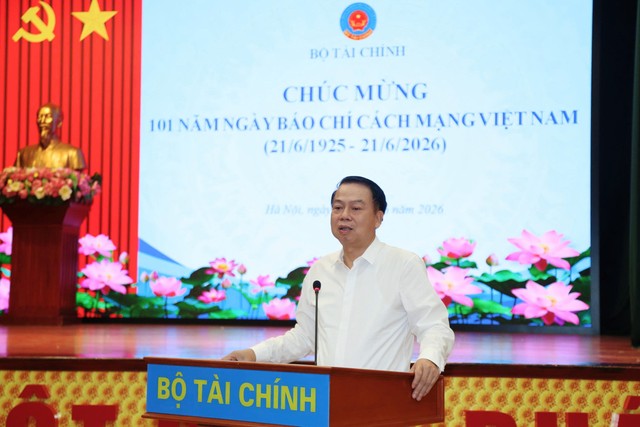 Thứ trưởng Nguyễn Đức Chi cảm ơn sự đồng hành của các cơ quan báo chí đối với ngành Tài chính trong thời gian qua và mong muốn tiếp tục nhận được sự phối hợp chặt chẽ trong công tác thông tin, tuyên truyền, góp phần tạo đồng thuận xã hội và lan tỏa hiệu quả các chủ trương, chính sách của Đảng, Nhà nước và Chính phủ. Ảnh: Đức Minh. Thứ trưởng Nguyễn Đức Chi cảm ơn sự đồng hành của các cơ quan báo chí đối với ngành Tài chính trong thời gian qua và mong muốn tiếp tục nhận được sự phối hợp chặt chẽ trong công tác thông tin, tuyên truyền, góp phần tạo đồng thuận xã hội và lan tỏa hiệu quả các chủ trương, chính sách của Đảng, Nhà nước và Chính phủ. Ảnh: Đức Minh.