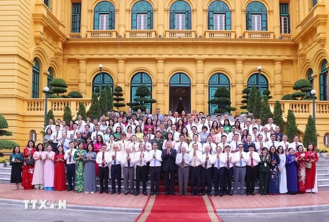 Tổng Bí thư, Chủ tịch nước Tô Lâm chụp ảnh với các nhà báo tiêu biểu - Ảnh: TTXVN Tổng Bí thư, Chủ tịch nước Tô Lâm chụp ảnh với các nhà báo tiêu biểu - Ảnh: TTXVN