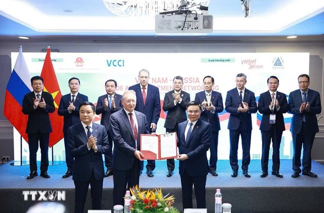Thủ tướng Lê Minh Hưng chứng kiến trao Quyết định quyền tham gia Hợp đồng Dầu khí, lô Kharyaga PSA tại LB Nga - Phụ lục số 8 Kharyaga PSA. Ảnh: Dương Giang/TTXVN