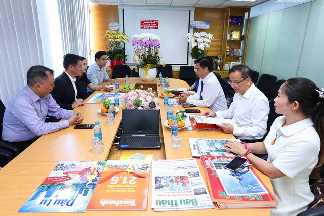 Lãnh đạo TP.HCM đến thăm, chúc mừng cán bộ, phóng viên và người lao động Văn phòng đại diện Báo Tài chính - Đầu tư tại TP.HCM nhân kỷ niệm 101 năm Ngày Báo chí Cách mạng Việt Nam.