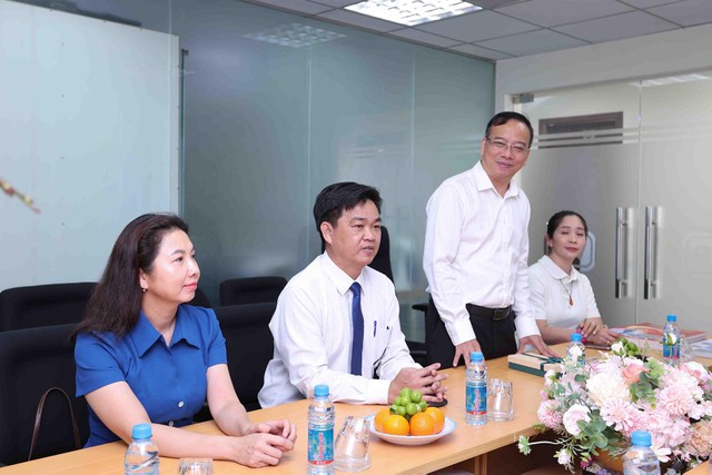 Đoàn công tác của Thành ủy - HĐND - UBND - Ủy ban MTTQ Việt Nam TP.HCM thăm, chúc mừng cán bộ, phóng viên và người lao động Văn phòng đại diện Báo Tài chính - Đầu tư tại TP.HCM.