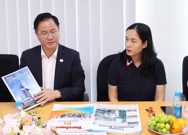 Ông Nguyễn Văn Hồng, Phó Tổng biên tập - Trưởng Văn phòng đại diện Báo Tài chính - Đầu tư TP.HCM giới thiệu các ấn phẩm của Báo.