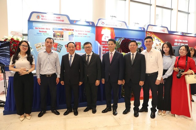 Lãnh đạo Ban Tuyên giáo và Dân vận Trung ương, Hội Nhà báo Việt Nam và Bí thư Thành ủy Hải Phòng cùng các đại biểu tham quan tại gian báo của Liên chi hội Nhà báo ngành Tài chính. Ảnh: Đức Thanh.
