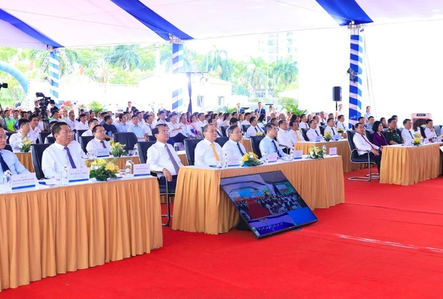 Các đại biểu tham dự lễ khởi công. Các đại biểu tham dự lễ khởi công.