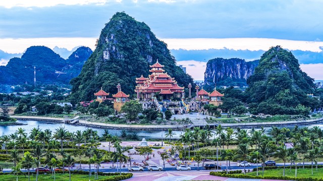 Những điểm đến mang đậm dấu ấn văn hóa - lịch sử như danh thắng Ngũ Hành Sơn chính là đòn bẩy giúp du lịch Nam Đà Nẵng bứt tốc. Ảnh: Ánh Dương.