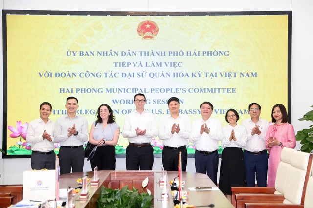 Lãnh đạo TP. Hải Phòng cùng Đoàn công tác Đại sứ quán Hoa Kỳ tại Việt Nam chụp ảnh lưu niệm