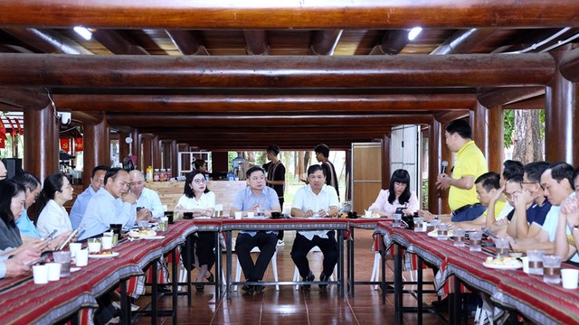 Tỉnh Đắk Lắk thường xuyên tổ chức chương trình “Cà phê doanh nhân”. Đây là diễn đàn để tỉnh kịp thời, trao đổi thông tin, giải đáp, hỗ trợ giải quyết các đề xuất, kiến nghị, tháo gỡ những khó khăn cho doanh nghiệp, nhà đầu tư. Ảnh: Đức Hải.