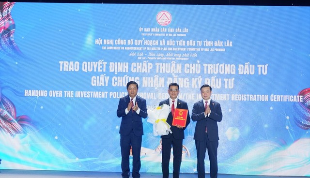 Lãnh đạo tỉnh Đắk Lắk trao chứng nhận đầu tư cho nhiều dự án tại Hội nghị Công bố quy hoạch và Xúc tiến đầu tư.