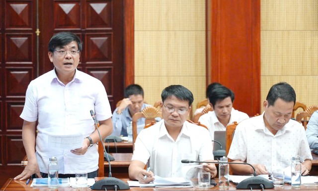 Ông Đỗ Văn Bình, Giám đốc Trung tâm Xúc tiến Đầu tư, Thương mại và Du lịch tỉnh Quảng Trị báo cáo công tác chuẩn bị hội nghị công bố Quyết định điều chỉnh Quy hoạch và xúc tiến đầu tư.