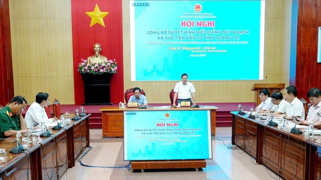 Chủ tịch UBND tỉnh Quảng Trị Lê Hồng Vinh chủ trì, phát biểu tại cuộc họp.