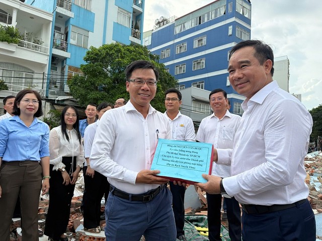 Chủ tịch UBND TP.HCM Nguyễn Văn Được tặng quà biểu dương các phường hoàn thành giải phóng mặt bằng - Ảnh: P.Đ