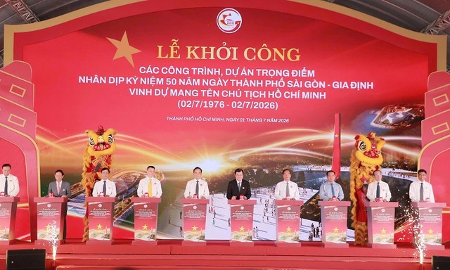 Lãnh đạo TP.HCM cùng các đại biểu nhấn nút khởi công 8 dự án hạ tầng trọng điểm, trong đó có tuyến cao tốc Hồ Tràm - Long Thành Lãnh đạo TP.HCM cùng các đại biểu nhấn nút khởi công 8 dự án hạ tầng trọng điểm, trong đó có tuyến cao tốc Hồ Tràm - Long Thành