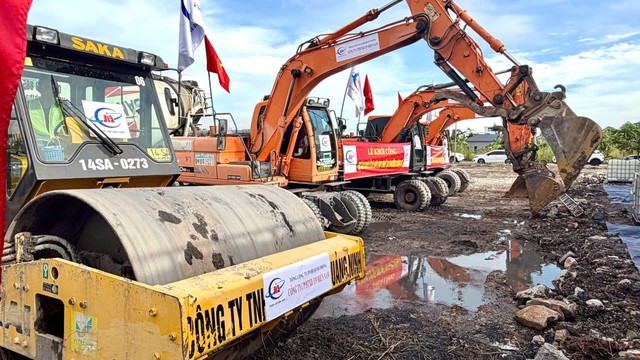 Máy móc, thiết bị thi công đã được tập kết tại công trường, sẵn sàng triển khai các hạng mục của dự án. Ảnh: Quỳnh Nga