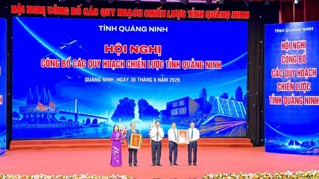 Bộ trưởng Bộ Xây dựng Trần Hồng Minh trao Quyết định Quy hoạch chung đô thị Quảng Ninh đến năm 2050, tầm nhìn đến năm 2075; Quyết định công nhận tỉnh Quảng Ninh đạt tiêu chí đô thị loại I cho lãnh đạo tỉnh Quảng Ninh. Ảnh: Quỳnh Nga Bộ trưởng Bộ Xây dựng Trần Hồng Minh trao Quyết định Quy hoạch chung đô thị Quảng Ninh đến năm 2050, tầm nhìn đến năm 2075; Quyết định công nhận tỉnh Quảng Ninh đạt tiêu chí đô thị loại I cho lãnh đạo tỉnh Quảng Ninh. Ảnh: Quỳnh Nga
