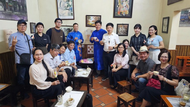 Các đại biểu tìm hiểu và thưởng thức văn hóa cà phê Hà Nội tại Cà phê Giảng. Ảnh: Hoàng Quyên Các đại biểu tìm hiểu và thưởng thức văn hóa cà phê Hà Nội tại Cà phê Giảng. Ảnh: Hoàng Quyên