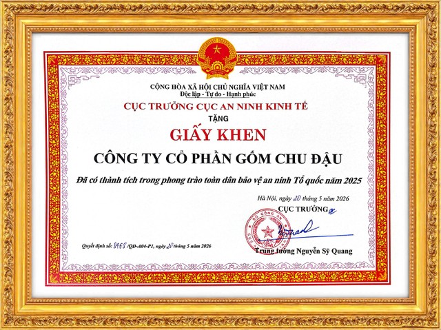 Cục An ninh Kinh tế - Bộ Công an trao tặng Giấy khen cho Công ty CP Gốm Chu Đậu đã có thành tích trong phong trào toàn dân bảo vệ an ninh Tổ quốc năm 2025
