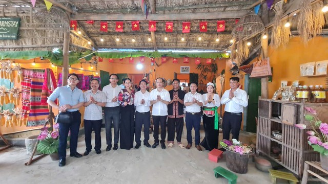 Các đại biểu khảo sát famstay Gió Núi. Các đại biểu khảo sát famstay Gió Núi.