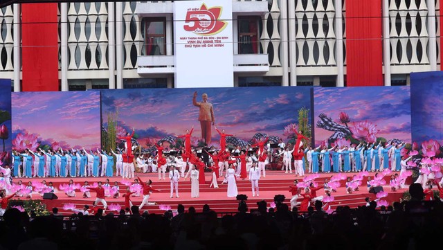 Mỗi khi nhắc đến TP.HCM, mọi người không chỉ hãnh diện về một tên gọi thiêng liêng, mà còn có thể tự hào về một Thành phố luôn đổi mới, luôn khát vọng vươn lên. Mỗi khi nhắc đến TP.HCM, mọi người không chỉ hãnh diện về một tên gọi thiêng liêng, mà còn có thể tự hào về một Thành phố luôn đổi mới, luôn khát vọng vươn lên.